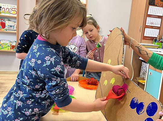 Dzieci ozdabiają skarpetkę