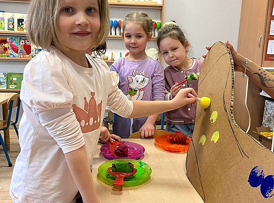 Dzieci ozdabiają skarpetkę