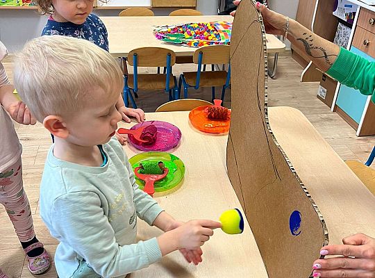 Dzieci ozdabiają skarpetkę