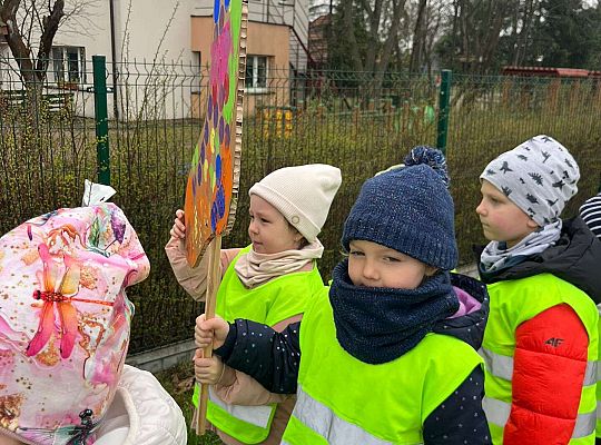 Dzieci idą z plakatem