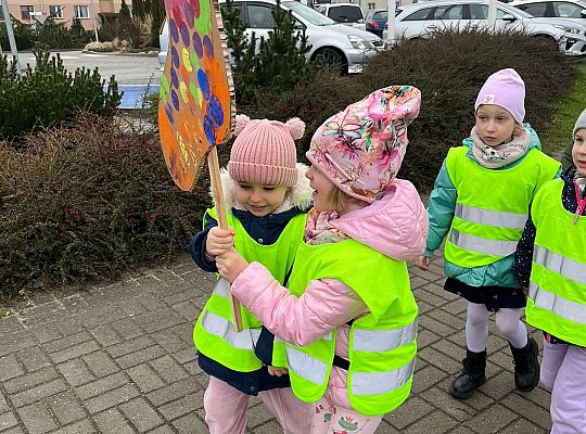 Dzieci idą z plakatem