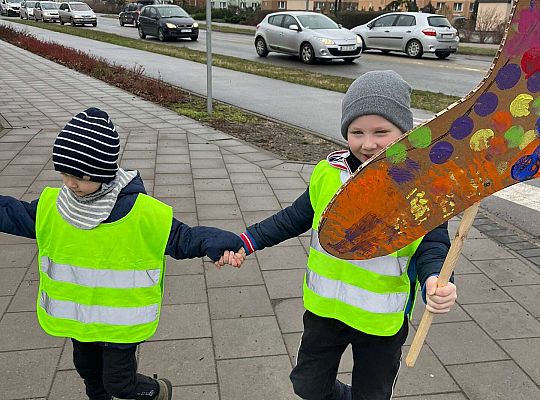Dzieci idą z plakatem