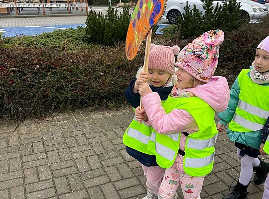 Dzieci idą z plakatem