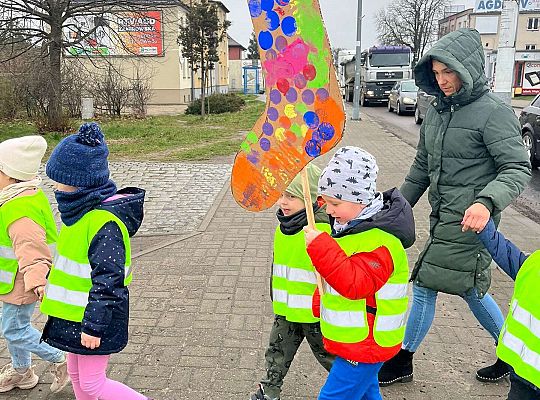 Dzieci idą z plakatem