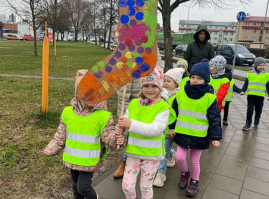 Dzieci idą z plakatem