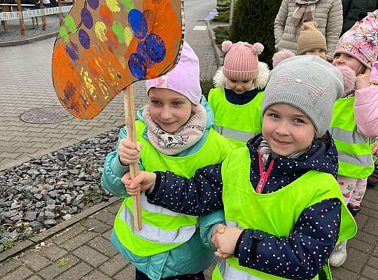 Dzieci idą z plakatem