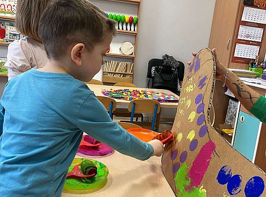 Dzieci ozdabiają skarpetkę