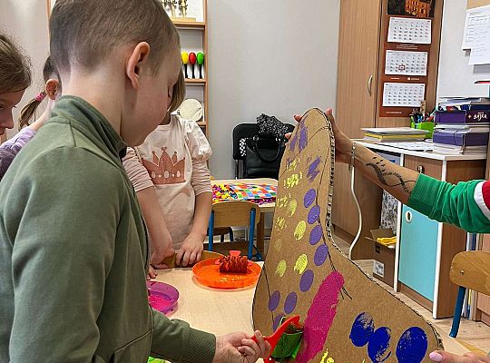 Dzieci ozdabiają skarpetkę