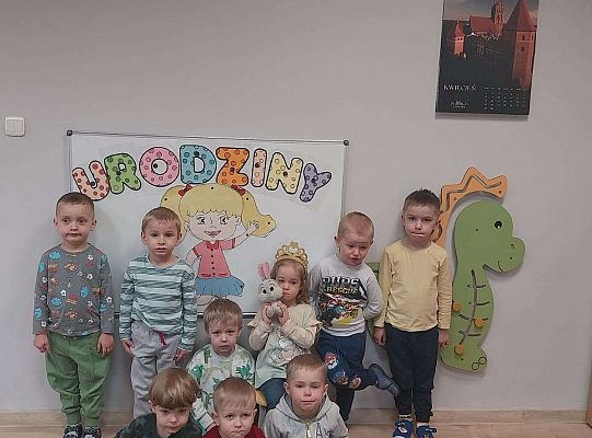 Solenizantka z grupą chłopców