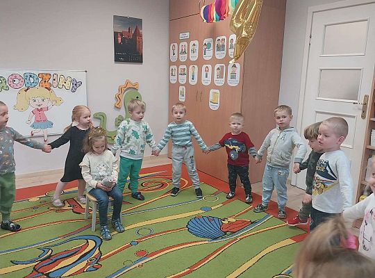 Dzieci śpiewają "sto lat" solenizantce