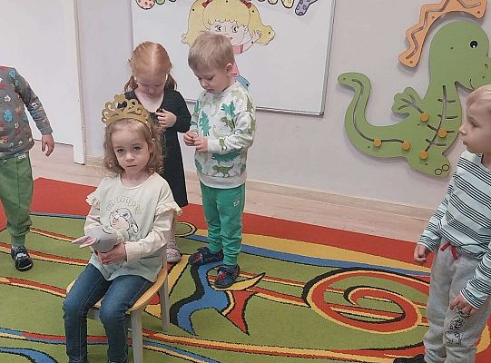 Dzieci śpiewają "sto lat" solenizantce