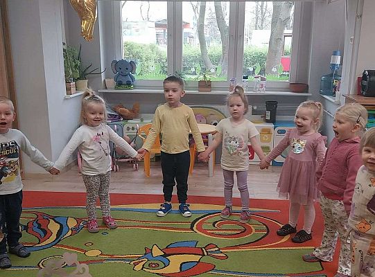 Dzieci śpiewają "sto lat" solenizantce