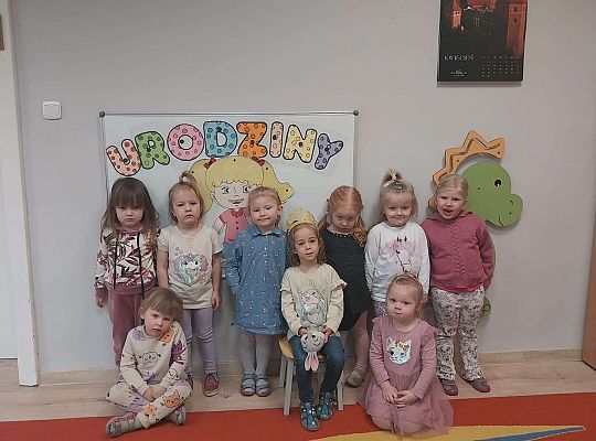 Solenizantka z grupą dziewczynek