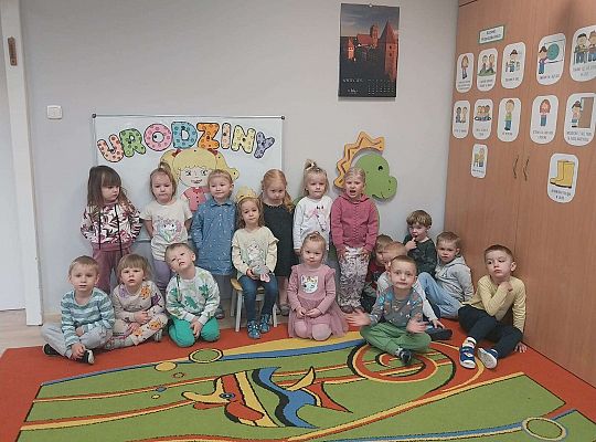 Solenizantka z grupą dzieci