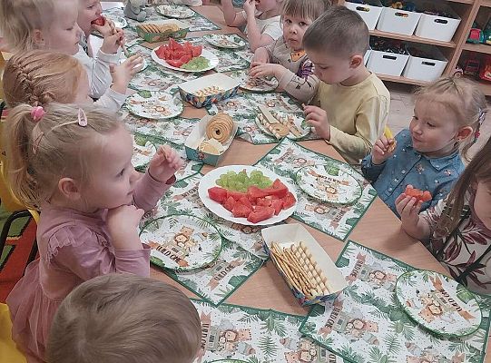 Dzieci przy urodzinowym stole