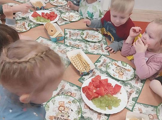 Dzieci przy urodzinowym stole