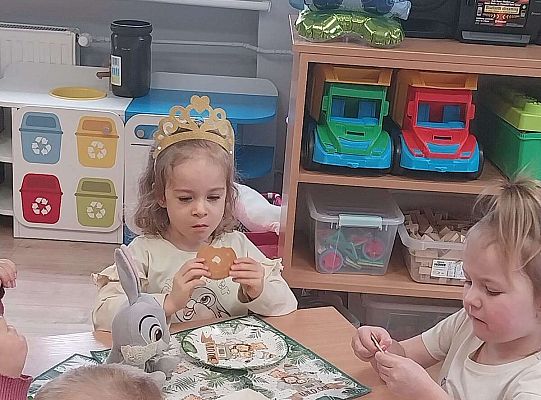 Dzieci przy urodzinowym stole