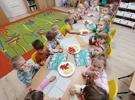 Dzieci przy urodzinowym stole