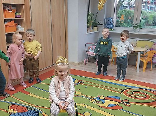 Dzieci śpiewają "sto lat "