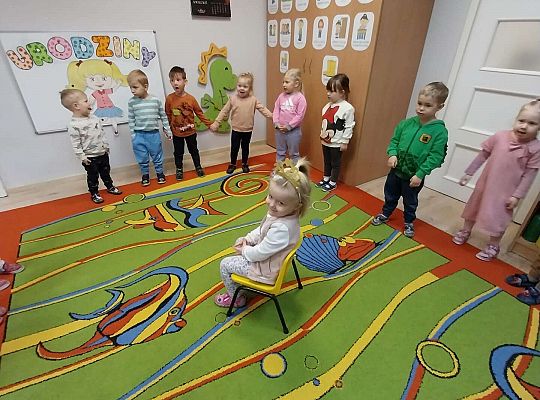 Dzieci śpiewają "sto lat "