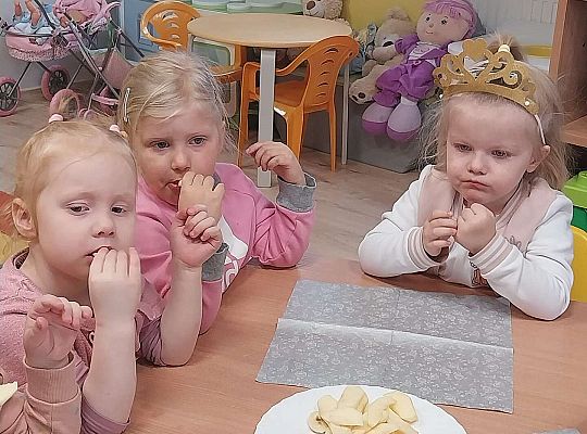 Solenizantka przy stole