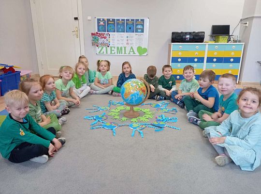 Grupa dzieci przy globusie
