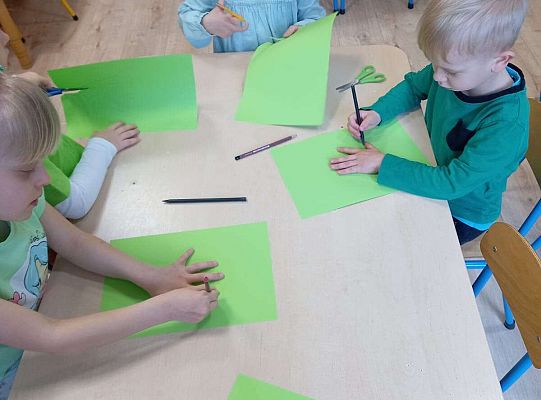Dzieci wykonują prace plastyczną