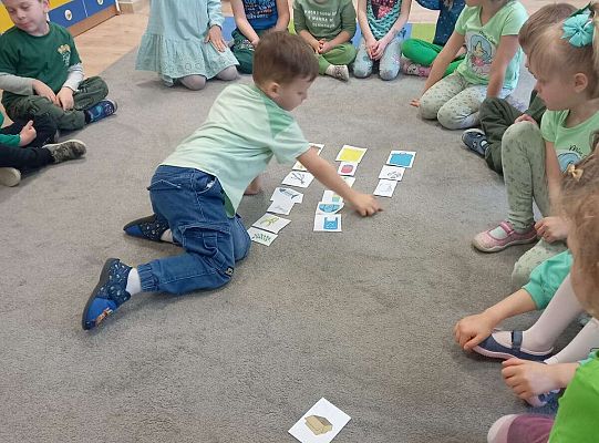 Dzieci wykonują zadania