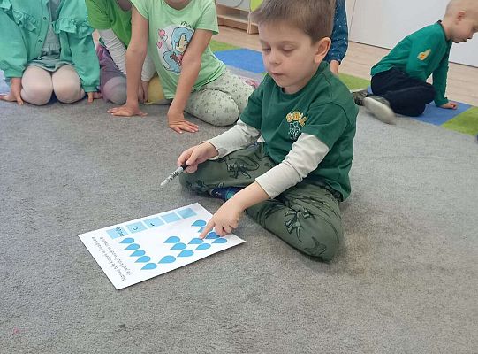 Dzieci wykonują zadania