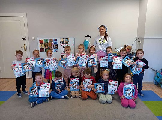 Grupa dzieci z dyplomami