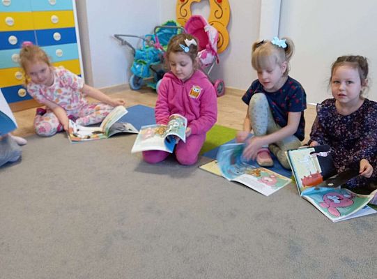 Dzieci pracują z książeczkami