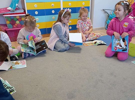 Dzieci pracują z książeczkami