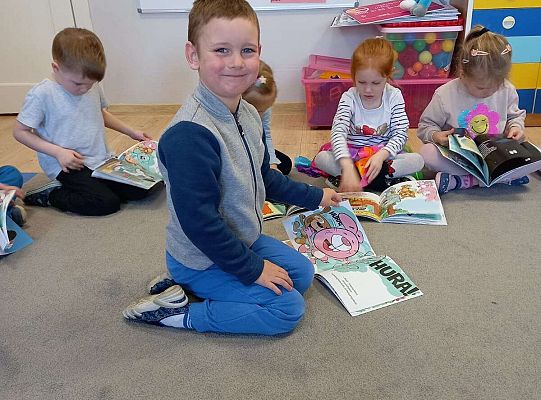 Dzieci pracują z książeczkami