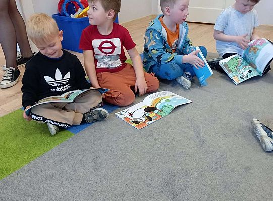 Dzieci pracują z książeczkami