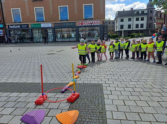 Gr.III Kolorowe podwórko - organizowane przez Bibliotekę Miejską