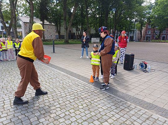 Gr.III Kolorowe podwórko - organizowane przez Bibliotekę Miejską