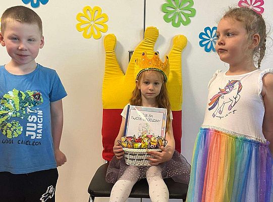 Solenizantka z urodzinowym albumem