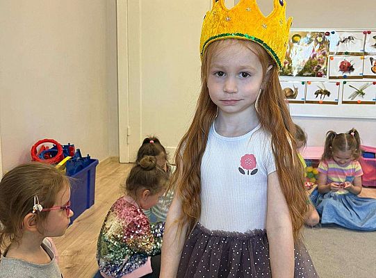 Solenizantka rozdaje upominki
