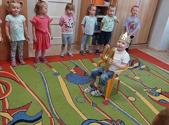 Dzieci śpiewają "sto lat"