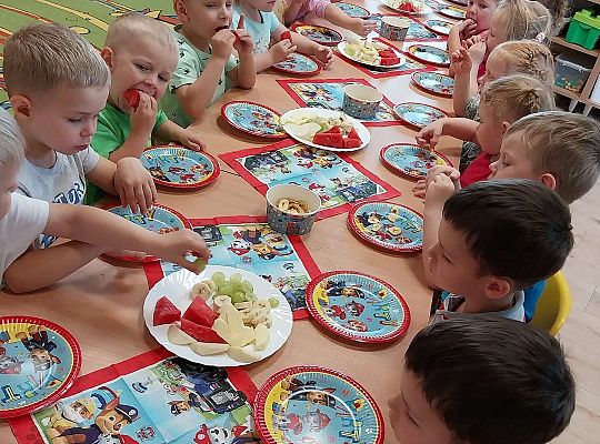 Dzieci przy urodzinowym stole