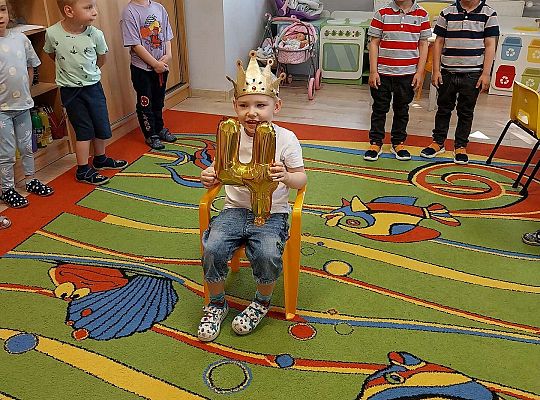 Dzieci śpiewają "sto lat"