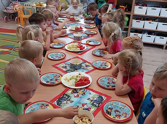 Dzieci przy urodzinowym stole