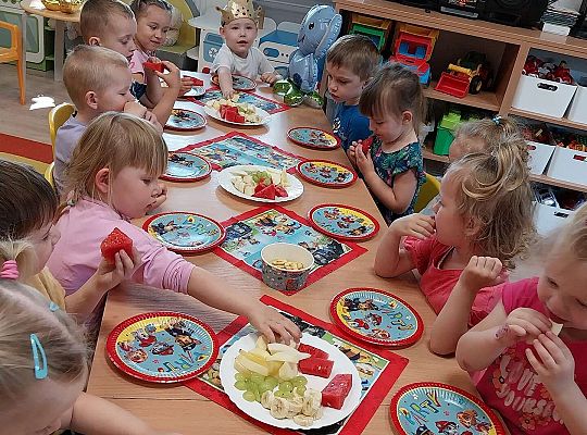 Dzieci przy urodzinowym stole