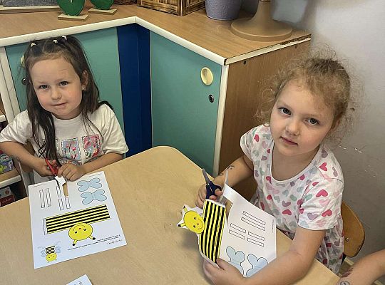 Dzieci robią pszczółki