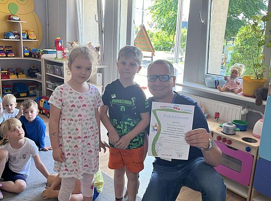 Dzieci wręczają dyplom