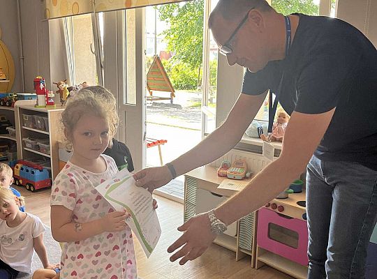 Dzieci wręczają dyplom