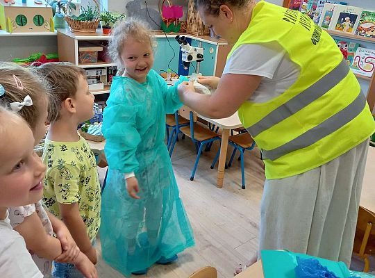 Dzieci zakładają strój