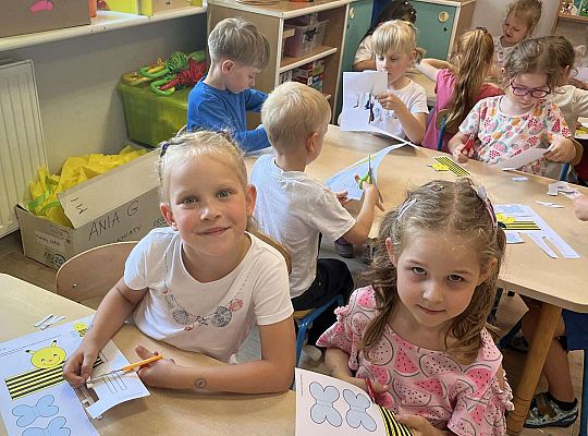 Dzieci robią pszczółki