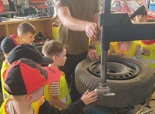 Gr. IV Wizyta w warsztacie samochodowym taty Pawła