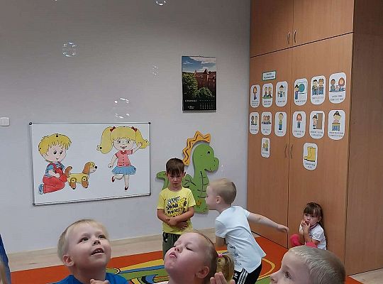 Dzieci łapią bańki